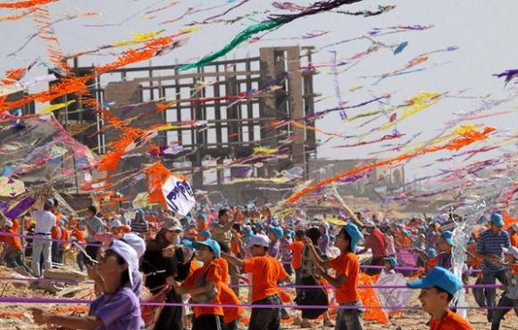 crow1 Children in Gaza attempt to set Guinness world record for kite flying