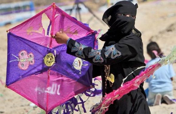 crow6 Children in Gaza attempt to set Guinness world record for kite flying