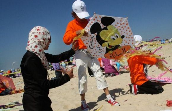 crow7 Children in Gaza attempt to set Guinness world record for kite flying