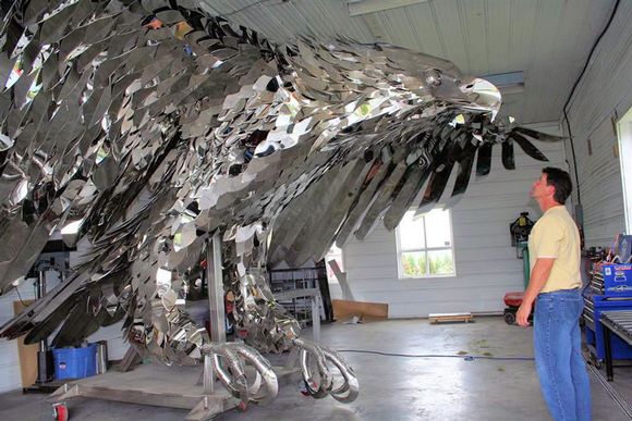metal1 Beautiful Metal Sculptures of Bald Eagles by Kevin Stone