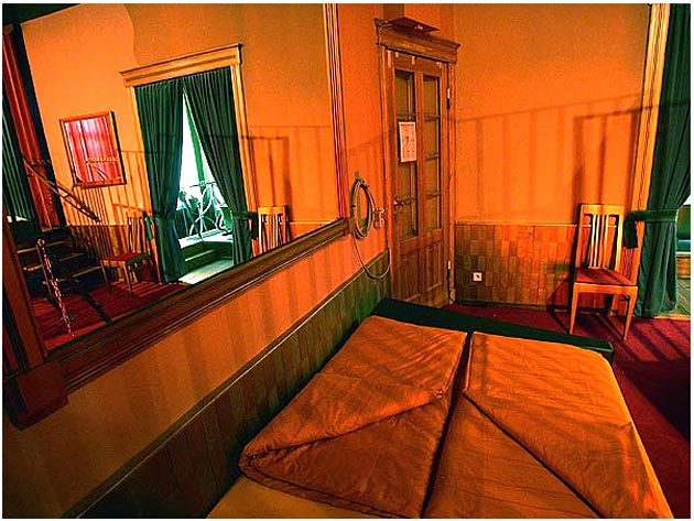 0005a Weird Romantic Hotels Rooms