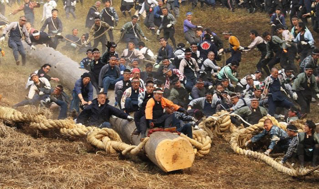 onbashira festival 20 Worlds Craziest Festivals